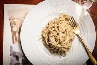 Cacio e Pepe спагетти. вид сверху. вилка
