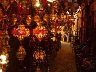 Изображение может содержать Market Bazaar Shop Человек и освещение