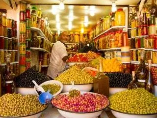 Это изображение может содержать продуктовый магазин, магазин и растение.