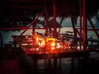 На изображении может находиться мебель обеденный стол стол ресторан Candle and Wood