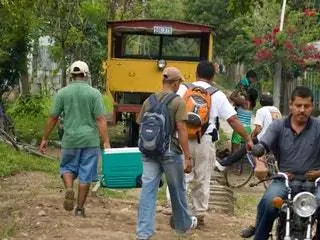 На изображении может находиться человек штаны одежда джинсовая одежда джинсы транспорт транспортное средство колесо и машина