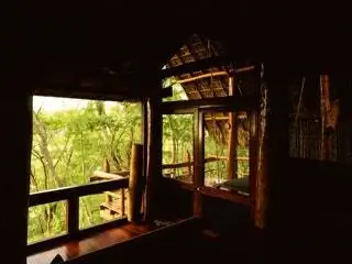 Это изображение может содержать здание, жилой дом, хижину, деревянный дом на дереве, крыльцо и улицу.