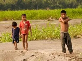 На изображении может находиться шорты одежда одежда человек почва на улице природа земля и поле