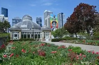 Большая старая теплица в общественном парке Allan Gardens в центре Торонто.