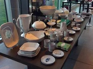 На изображении может находиться блюдце Керамика Фарфор Художественная мебель Обеденный стол Стол Стул Миска Еда Блюдо и еда