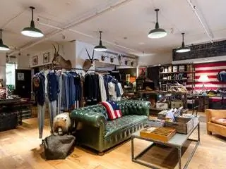 Это изображение может содержать Мебель Диван В помещении Деревянный пол Гостиная и паркет