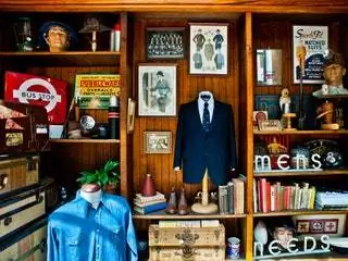 Это изображение может содержать Мебель Полка Одежда Одежда Книжный шкаф В помещении Человек и человек