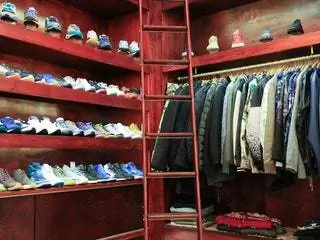 На изображении может находиться мебель, одежда, одежда, полка и в помещении