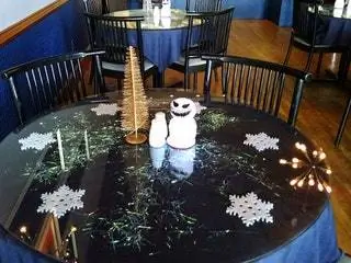 Это изображение может содержать деревянную мебель, стул, пол, деревянные перила, перила, обеденный стол, стол и в помещении.