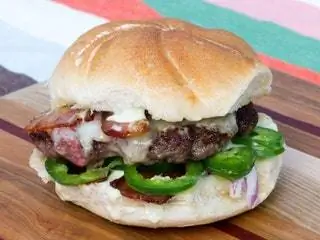 На изображении может находиться бургер и еда