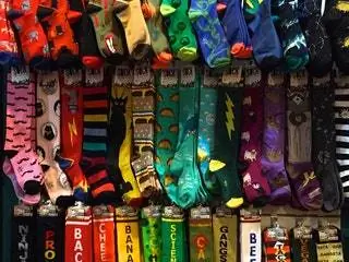 На изображении может находиться одежда одежда обувь и обувь