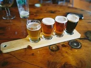 На изображении может находиться стакан пива напиток стакан пива пиво и напиток