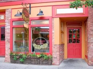 Изображение может содержать дверную дорожку и дорожку