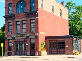 На этом изображении может находиться городское городское здание городское высотное здание кирпичная дорожка пешеходная дорожка район и многоквартирный дом