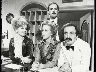 На изображении может находиться человек, аксессуары для галстука, аксессуары, люди и весы Prunella.