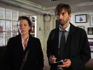 На изображении может находиться Olivia Colman Галстук Аксессуары Аксессуар Человек Костюм Пальто Одежда Пальто и одежда