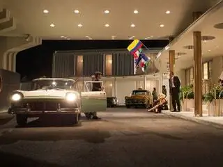 На изображении может находиться человек транспортное средство транспорт автомобиль автомобиль шина колесо машина и спортивный автомобиль