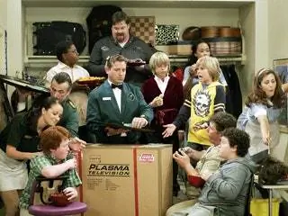 Это изображение может содержать Человек Стэнли Мэтьюз В помещении Толпа Аудитория и Комната