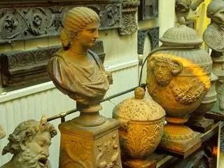 Это изображение может содержать Человеческое Лицо Архитектура Здание Искусство Скульптура Храм Храм и поклонение