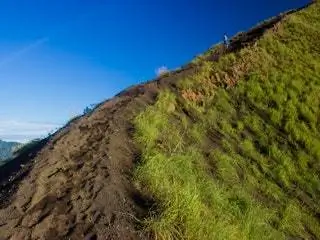 На изображении может находиться склон на улице природа человек сельская местность холм и дорога