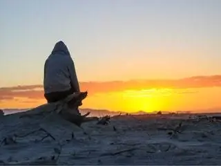 Это изображение может содержать Природа На открытом воздухе Человек Солнечный свет Небо Сумерки Закат Рассвет и красное небо