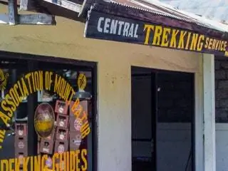 Это изображение может содержать дверь и машину