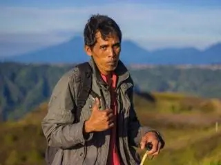 На изображении может находиться куртка одежда пальто одежда человек и на улице