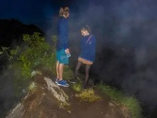 На изображении может находиться одежда шорты одежда обувь обувь человек и человек