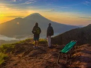 На этом изображении может находиться человек на открытом воздухе, природа, мебель и стул.