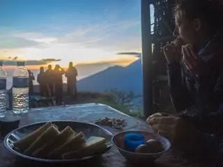 На изображении может находиться человек и чаша