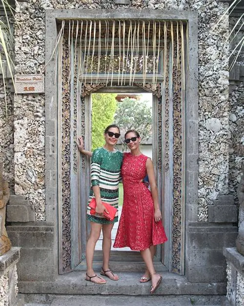 На этом изображении может находиться человек, одежда, одежда, солнцезащитные очки, аксессуары, аксессуары, рукава и мода.