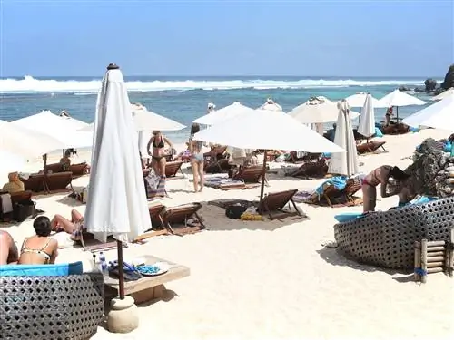 Это изображение может содержать человеческий зонт и балдахин.