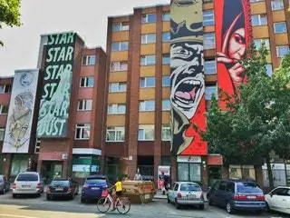 Это изображение может содержать Транспортное средство Транспорт Велосипед Автомобиль Автомобиль Человек Колесо и машина