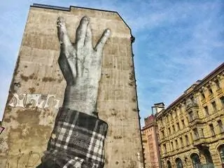 На изображении может находиться городское городское здание и центр города
