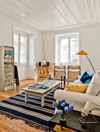 На изображении может находиться мебель гостиная в помещении комната стол дизайн интерьера журнальный столик ковер диван и дерево