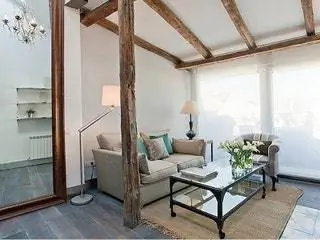 Это изображение может содержать Жилье Здание Лофт Мебель в помещении Стол Журнальный столик Диван Гостиная и комната