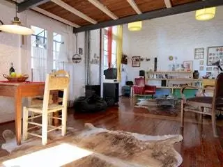 На изображении может находиться деревянный пол, мебель из твердой древесины, фанера, стул, жилое здание, в помещении, ковер и комната.