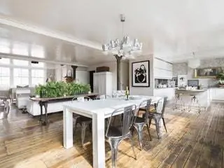 На изображении может находиться мебель стул комната в помещении столовая дерево дизайн интерьера пол обеденный стол и стол