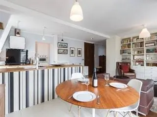 Это изображение может содержать Мебель Стул Дизайн интерьера В помещении Комната Деревянный стол Обеденный стол Жилье и здание