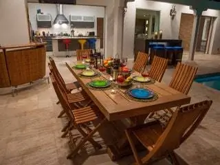 На изображении может находиться мебель стул дерево паркетные полы фанера в помещении стол и обеденный стол