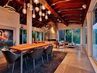 Это изображение может содержать Пол Мебель Стул Пол Комната В помещении Дизайн интерьера из дерева Ресторан и лиственных пород