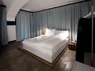 На изображении может находиться мебель пол комната в помещении спальня кровать дизайн интерьера пол и дерево