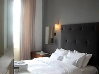 На изображении может находиться в помещении комната мебель для спальни кровать и комната в общежитии