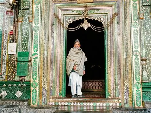 На этом изображении может находиться одежда, одежда, человек, архитектура, здание и купол.