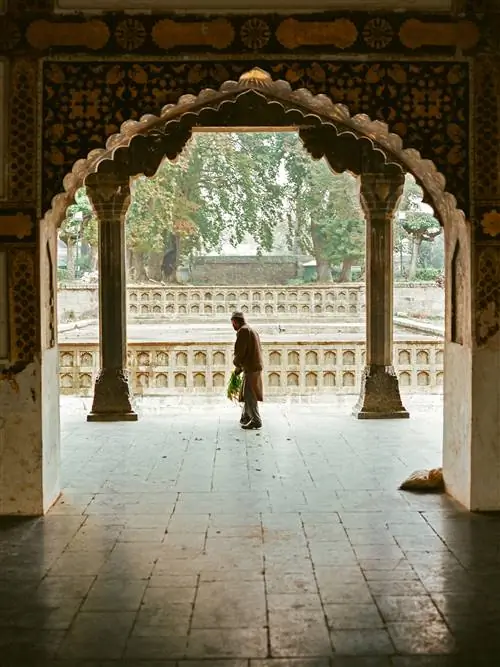 Это изображение может содержать Полы Человека Этаж Архитектура Здание Коридор Ворота из плитняка Арка и арка