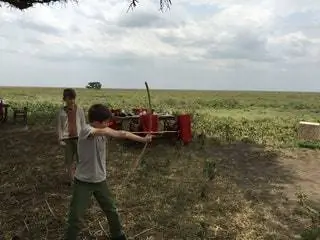 На изображении может находиться человек лук спорт спорт стрельба из лука лучник на открытом воздухе природа и поле