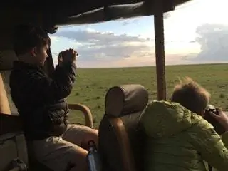 На изображении может находиться мебель человек диван и кресло