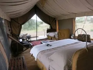 Это изображение может содержать Мебель Кровать Комната Спальня В помещении Деревянная палатка Дизайн интерьера из твердой древесины Полы и Кемпинг