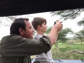 Изображение может содержать человека и палец