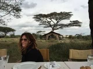 На изображении может находиться человек солнцезащитные очки аксессуары аксессуар на открытом воздухе природа мебель стол и керамика